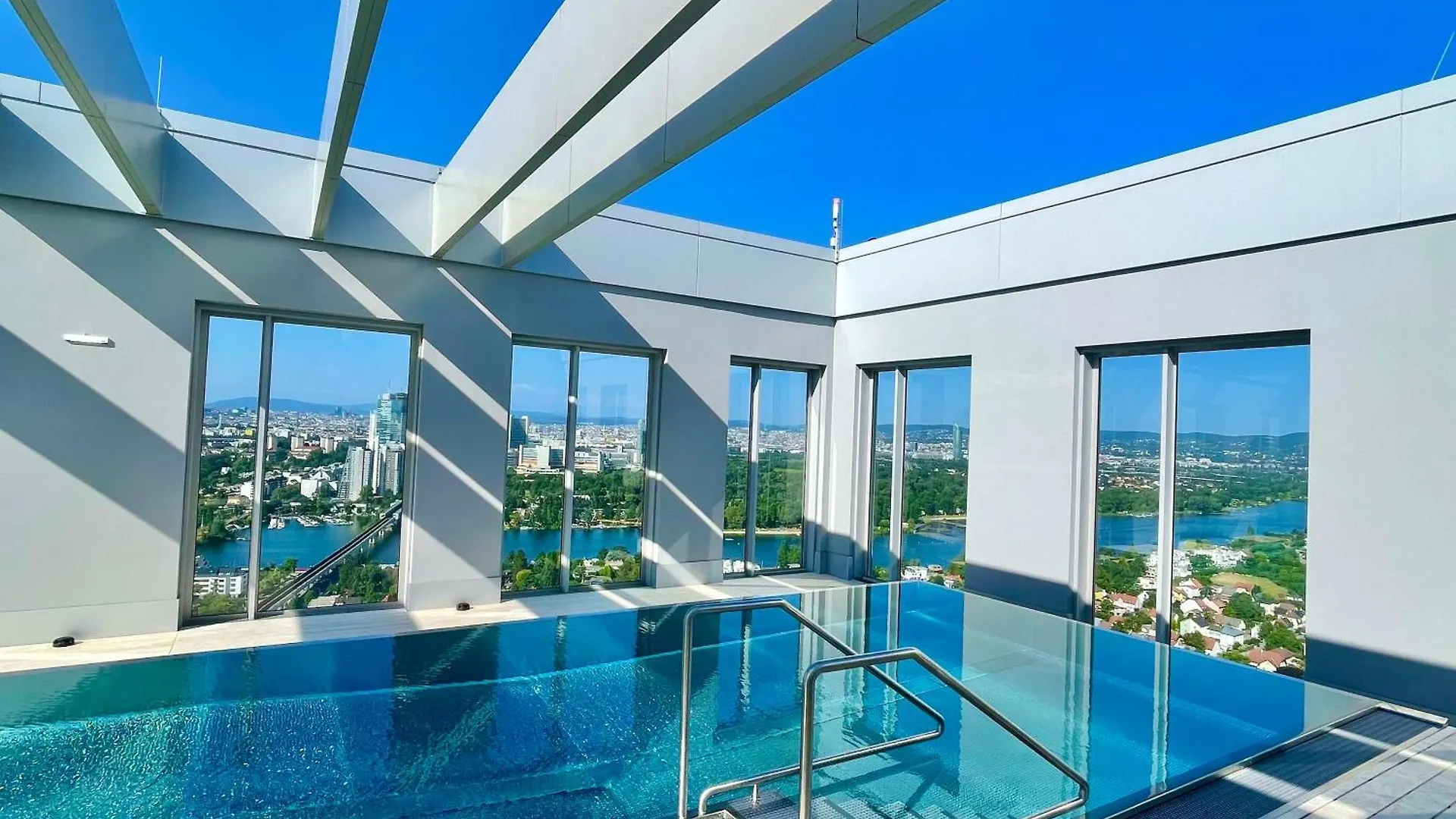 Infinity Pool Mit Blick Ueber Wien contacts